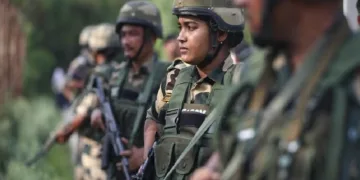 ജമ്മുവിൽ ‘അമർനാഥ് യാത്ര’യ്ക്ക് മുന്നോടിയായി ഇന്ത്യ-പാകിസ്ഥാൻ അതിർത്തിക്ക് സമീപം അതിർത്തി സുരക്ഷാ സേന (ബിഎസ്എഫ്) ഉദ്യോഗസ്ഥർ കാവൽ നിൽക്കുന്നു.( കടപ്പാട്: പിടിഐ)