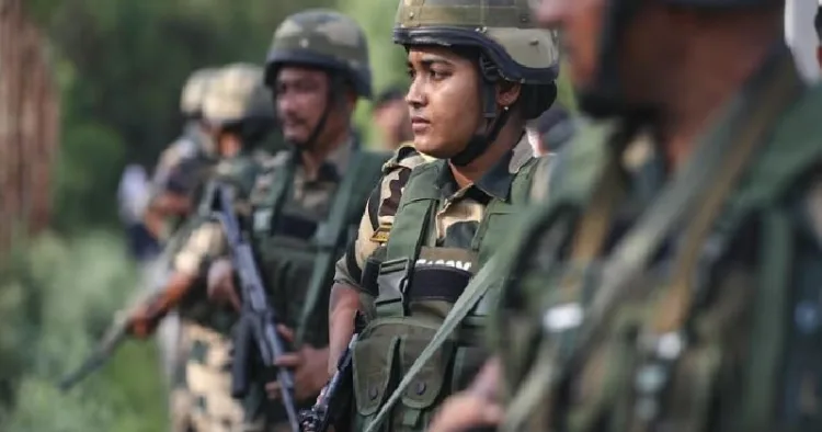ജമ്മുവിൽ ‘അമർനാഥ് യാത്ര’യ്ക്ക് മുന്നോടിയായി ഇന്ത്യ-പാകിസ്ഥാൻ അതിർത്തിക്ക് സമീപം അതിർത്തി സുരക്ഷാ സേന (ബിഎസ്എഫ്) ഉദ്യോഗസ്ഥർ കാവൽ നിൽക്കുന്നു.( കടപ്പാട്: പിടിഐ)