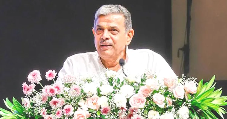 ന്യൂദല്‍ഹിയില്‍  ഡോ. അംബേദ്കര്‍ ഇന്റര്‍ നാഷണല്‍ സെന്ററും ഹിന്ദുസ്ഥാന്‍ സമാചാറും ഇന്ദിരാഗാന്ധി കലാകേന്ദ്രവും സംയുക്തമായി സംഘടിപ്പിച്ച പരിപാടിയില്‍ ദത്താത്രേയ ഹൊസബാളെ സംസാരിക്കുന്നു