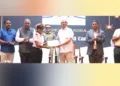 കൊച്ചി ശാസ്ത്ര സാങ്കേതിക സര്‍വകലാശാലയില്‍ നടന്ന ബിടെക് മറൈന്‍ എന്‍ജിനീയറിങ് പാസിങ് ഔട്ട് ചടങ്ങില്‍ ഗവര്‍ണര്‍ രാജേന്ദ്ര വിശ്വനാഥ് ആര്‍ലേക്കര്‍ കേഡറ്റ് ദേവനന്ദയ്ക്ക് മികച്ച കേഡറ്റിനുള്ള പുരസ്‌കാരം നല്‍കുന്നു