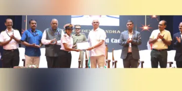 കൊച്ചി ശാസ്ത്ര സാങ്കേതിക സര്‍വകലാശാലയില്‍ നടന്ന ബിടെക് മറൈന്‍ എന്‍ജിനീയറിങ് പാസിങ് ഔട്ട് ചടങ്ങില്‍ ഗവര്‍ണര്‍ രാജേന്ദ്ര വിശ്വനാഥ് ആര്‍ലേക്കര്‍ കേഡറ്റ് ദേവനന്ദയ്ക്ക് മികച്ച കേഡറ്റിനുള്ള പുരസ്‌കാരം നല്‍കുന്നു
