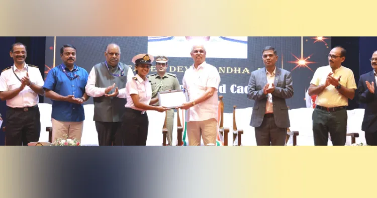 കൊച്ചി ശാസ്ത്ര സാങ്കേതിക സര്‍വകലാശാലയില്‍ നടന്ന ബിടെക് മറൈന്‍ എന്‍ജിനീയറിങ് പാസിങ് ഔട്ട് ചടങ്ങില്‍ ഗവര്‍ണര്‍ രാജേന്ദ്ര വിശ്വനാഥ് ആര്‍ലേക്കര്‍ കേഡറ്റ് ദേവനന്ദയ്ക്ക് മികച്ച കേഡറ്റിനുള്ള പുരസ്‌കാരം നല്‍കുന്നു