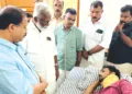 ആശുപത്രിയില്‍ ചികിത്സയില്‍ കഴിയുന്ന  എബിവിപി സംസ്ഥാന സെക്രട്ടറി ഇ.യു ഈശ്വര പ്രസാദിനെ ബിജെപി ദേശീയ നിര്‍വ്വാഹക സമിതി അംഗം കുമ്മനം രാജശേഖരനും മുന്‍ കേന്ദ്രമന്ത്രി വി.മുരളീധരനും സന്ദര്‍ശിച്ചപ്പോള്‍