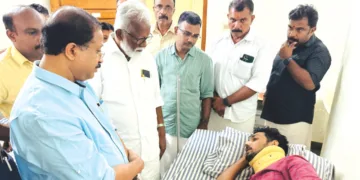 ആശുപത്രിയില്‍ ചികിത്സയില്‍ കഴിയുന്ന  എബിവിപി സംസ്ഥാന സെക്രട്ടറി ഇ.യു ഈശ്വര പ്രസാദിനെ ബിജെപി ദേശീയ നിര്‍വ്വാഹക സമിതി അംഗം കുമ്മനം രാജശേഖരനും മുന്‍ കേന്ദ്രമന്ത്രി വി.മുരളീധരനും സന്ദര്‍ശിച്ചപ്പോള്‍