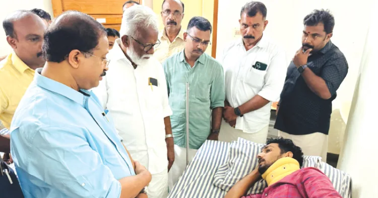 ആശുപത്രിയില്‍ ചികിത്സയില്‍ കഴിയുന്ന  എബിവിപി സംസ്ഥാന സെക്രട്ടറി ഇ.യു ഈശ്വര പ്രസാദിനെ ബിജെപി ദേശീയ നിര്‍വ്വാഹക സമിതി അംഗം കുമ്മനം രാജശേഖരനും മുന്‍ കേന്ദ്രമന്ത്രി വി.മുരളീധരനും സന്ദര്‍ശിച്ചപ്പോള്‍