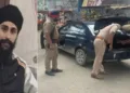 പഞ്ചാബ് പൊലീസ് ഗഗന്‍ ദീപ് സിങ്ങിനെ പിടികൂടുന്നു(വലത്ത്)