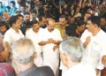 നിലമ്പൂര്‍ വഴിക്കടവ് വെള്ളക്കട്ടയിലെ അനന്തുവിന്റെ വീട്ടിലെത്തിയ കേന്ദ്രമന്ത്രി ജോര്‍ജ് കുര്യന്‍ ബന്ധുക്കളെ ആശ്വസിപ്പിക്കുന്നു. നിലമ്പൂര്‍ മണ്ഡലം എന്‍ഡിഎ സ്ഥാനാര്‍ത്ഥി അഡ്വ. മോഹന്‍ ജോര്‍ജ് സമീപം