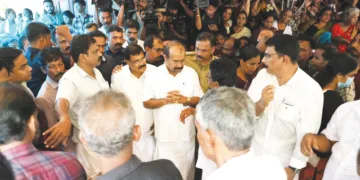 നിലമ്പൂര്‍ വഴിക്കടവ് വെള്ളക്കട്ടയിലെ അനന്തുവിന്റെ വീട്ടിലെത്തിയ കേന്ദ്രമന്ത്രി ജോര്‍ജ് കുര്യന്‍ ബന്ധുക്കളെ ആശ്വസിപ്പിക്കുന്നു. നിലമ്പൂര്‍ മണ്ഡലം എന്‍ഡിഎ സ്ഥാനാര്‍ത്ഥി അഡ്വ. മോഹന്‍ ജോര്‍ജ് സമീപം