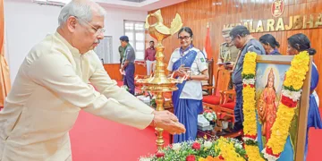രാജ്ഭവനില്‍ നടന്ന സ്‌കൗട്‌സ് ആന്‍ഡ് ഗൈഡ്‌സ് പുരസ്‌കാര 
ചടങ്ങില്‍ ഗവര്‍ണര്‍ രാജേന്ദ്ര വിശ്വനാഥ് ആര്‍ലേക്കര്‍ ഭാരതാംബയുടെ ചിത്രത്തില്‍ പുഷ്പാര്‍ച്ചന നടത്തുന്നു
