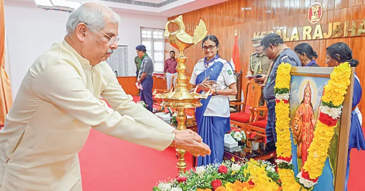 രാജ്ഭവനില്‍ നടന്ന സ്‌കൗട്‌സ് ആന്‍ഡ് ഗൈഡ്‌സ് പുരസ്‌കാര 
ചടങ്ങില്‍ ഗവര്‍ണര്‍ രാജേന്ദ്ര വിശ്വനാഥ് ആര്‍ലേക്കര്‍ ഭാരതാംബയുടെ ചിത്രത്തില്‍ പുഷ്പാര്‍ച്ചന നടത്തുന്നു