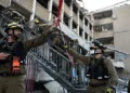 ഇറാന്‍ വെള്ളിയാഴ്ച ഇസ്രയേലിന് നേരെ നടത്തിയ ആക്രമണത്തില്‍ രക്ഷാപ്രവര്‍ത്തനത്തില്‍ ഏര്‍പ്പെട്ട പൊലീസ്