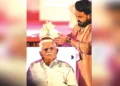 കൊച്ചിയില്‍ എഎംഎംഎയുടെ ജനറല്‍ ബോഡി യോഗത്തില്‍ പങ്കെടുക്കാനെത്തിയ  നടന്‍ ജഗതി ശ്രീകുമാറിനെ മോഹന്‍ലാല്‍ തലപ്പാവ് അണിയിക്കുന്നു