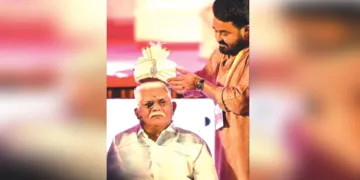 കൊച്ചിയില്‍ എഎംഎംഎയുടെ ജനറല്‍ ബോഡി യോഗത്തില്‍ പങ്കെടുക്കാനെത്തിയ  നടന്‍ ജഗതി ശ്രീകുമാറിനെ മോഹന്‍ലാല്‍ തലപ്പാവ് അണിയിക്കുന്നു
