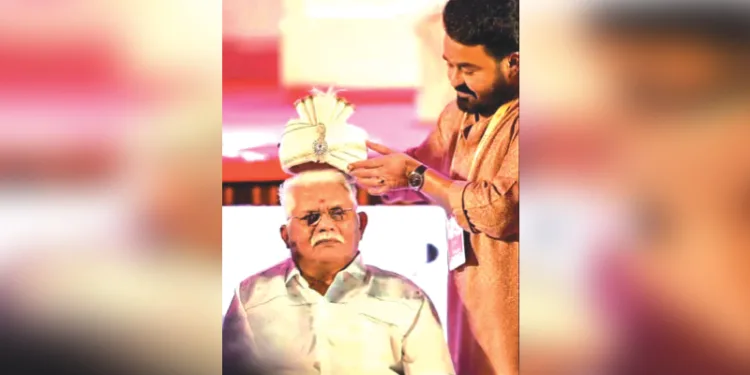 കൊച്ചിയില്‍ എഎംഎംഎയുടെ ജനറല്‍ ബോഡി യോഗത്തില്‍ പങ്കെടുക്കാനെത്തിയ  നടന്‍ ജഗതി ശ്രീകുമാറിനെ മോഹന്‍ലാല്‍ തലപ്പാവ് അണിയിക്കുന്നു