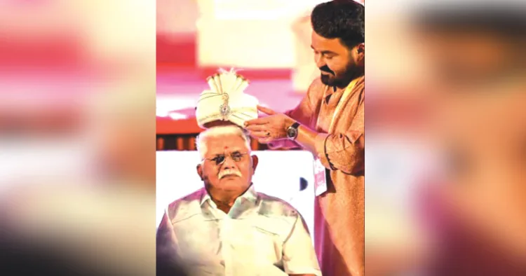 കൊച്ചിയില്‍ എഎംഎംഎയുടെ ജനറല്‍ ബോഡി യോഗത്തില്‍ പങ്കെടുക്കാനെത്തിയ  നടന്‍ ജഗതി ശ്രീകുമാറിനെ മോഹന്‍ലാല്‍ തലപ്പാവ് അണിയിക്കുന്നു