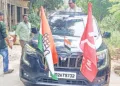 ബംഗാളിലെ കാളിഗഞ്ചില്‍ കോണ്‍ഗ്രസ്, സിപിഎം കൊടികള്‍ ഒന്നിച്ചു കെട്ടിയ കാറില്‍ കോണ്‍ഗ്രസ് സ്ഥാനാര്‍ത്ഥി കബില്‍ ഉദ്ദീന്‍ ഷെയ്ഖിന്റെ പ്രചരണം
