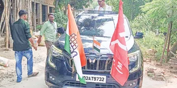 ബംഗാളിലെ കാളിഗഞ്ചില്‍ കോണ്‍ഗ്രസ്, സിപിഎം കൊടികള്‍ ഒന്നിച്ചു കെട്ടിയ കാറില്‍ കോണ്‍ഗ്രസ് സ്ഥാനാര്‍ത്ഥി കബില്‍ ഉദ്ദീന്‍ ഷെയ്ഖിന്റെ പ്രചരണം