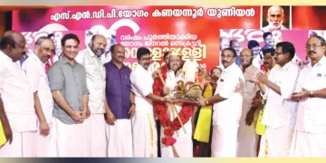 എസ്എന്‍ഡിപിയോഗം കണയന്നൂര്‍ യൂണിയന്‍ എറണാകുളം ടൗണ്‍ ഹാളില്‍ സംഘടിപ്പിച്ച മഹസമ്മേളനത്തില്‍ യോഗം ജനറല്‍ സെക്രട്ടറി വെള്ളാപ്പള്ളി നടേശനെ യുണിയന്‍ ചെയര്‍മാന്‍ മഹാരാജ ശിവാനന്ദന്‍, കണ്‍വീനര്‍ എം.ഡി. അഭിലാഷ് എന്നിവര്‍ ചേര്‍ന്ന് ആദരിക്കുന്നു. പ്രീതി നടേശന്‍ സമീപം