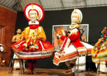 ഖാണ്ഡവ വനത്തിലെത്തിയ കൃഷ്ണനും അര്‍ജുനനും അഗ്‌നിദേവനെ വന്ദിക്കുന്നു