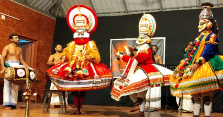 ഖാണ്ഡവ വനത്തിലെത്തിയ കൃഷ്ണനും അര്‍ജുനനും അഗ്‌നിദേവനെ വന്ദിക്കുന്നു