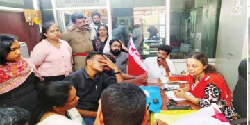 വിദ്യാര്‍ഥികള്‍ പ്രിന്‍സിപ്പാളിനെ തടഞ്ഞുവച്ചതറിഞ്ഞ് ഒ.എസ് അംബിക എംഎല്‍എ എത്തിയപ്പോള്‍.