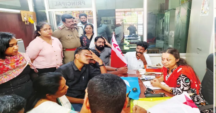 വിദ്യാര്‍ഥികള്‍ പ്രിന്‍സിപ്പാളിനെ തടഞ്ഞുവച്ചതറിഞ്ഞ് ഒ.എസ് അംബിക എംഎല്‍എ എത്തിയപ്പോള്‍.