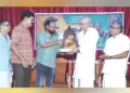 തപസ്യയുടെ നാലാമത് മാടമ്പ് പുരസ്‌കാരം ആഷാമേനോന് സംഗീത സംവിധായകന്‍ ഔസേപ്പച്ചന്‍ സമ്മാനിക്കുന്നു