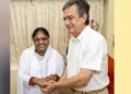 അമൃതപുരി ആശ്രമത്തിലെത്തിയ ഫ്രഞ്ച് അംബാസിഡര്‍ എം തിയറി മാത്തൗ മാതാ അമൃതാനന്ദമയി ദേവിയുമായി കൂടിക്കാഴ്ച നടത്തുന്നു