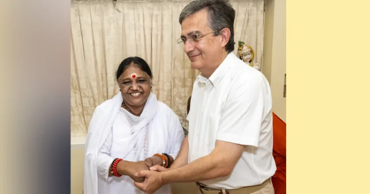 അമൃതപുരി ആശ്രമത്തിലെത്തിയ ഫ്രഞ്ച് അംബാസിഡര്‍ എം തിയറി മാത്തൗ മാതാ അമൃതാനന്ദമയി ദേവിയുമായി കൂടിക്കാഴ്ച നടത്തുന്നു