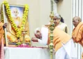 ന്യൂദല്‍ഹിലെ വിജ്ഞാന്‍ ഭവനില്‍ ഗുരുദേവ-ഗാന്ധിജി സമാഗമ ശതാബ്ദി ആഘോഷങ്ങളുടെ ഉദ്ഘാടന ചടങ്ങില്‍ പ്രധാനമന്ത്രി നരേന്ദ്ര മോദി ശ്രീനാരായണ ഗുരുദേവന്റെ 
ചിത്രത്തില്‍ പുഷ്പാര്‍ച്ചന നടത്തി പ്രണമിക്കുന്നു.