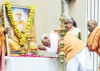 ന്യൂദല്‍ഹിലെ വിജ്ഞാന്‍ ഭവനില്‍ ഗുരുദേവ-ഗാന്ധിജി സമാഗമ ശതാബ്ദി ആഘോഷങ്ങളുടെ ഉദ്ഘാടന ചടങ്ങില്‍ പ്രധാനമന്ത്രി നരേന്ദ്ര മോദി ശ്രീനാരായണ ഗുരുദേവന്റെ 
ചിത്രത്തില്‍ പുഷ്പാര്‍ച്ചന നടത്തി പ്രണമിക്കുന്നു.