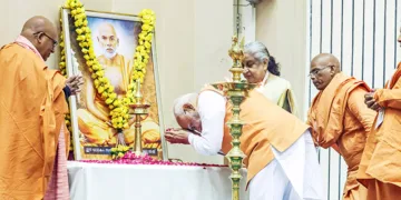 ന്യൂദല്‍ഹിലെ വിജ്ഞാന്‍ ഭവനില്‍ ഗുരുദേവ-ഗാന്ധിജി സമാഗമ ശതാബ്ദി ആഘോഷങ്ങളുടെ ഉദ്ഘാടന ചടങ്ങില്‍ പ്രധാനമന്ത്രി നരേന്ദ്ര മോദി ശ്രീനാരായണ ഗുരുദേവന്റെ 
ചിത്രത്തില്‍ പുഷ്പാര്‍ച്ചന നടത്തി പ്രണമിക്കുന്നു.