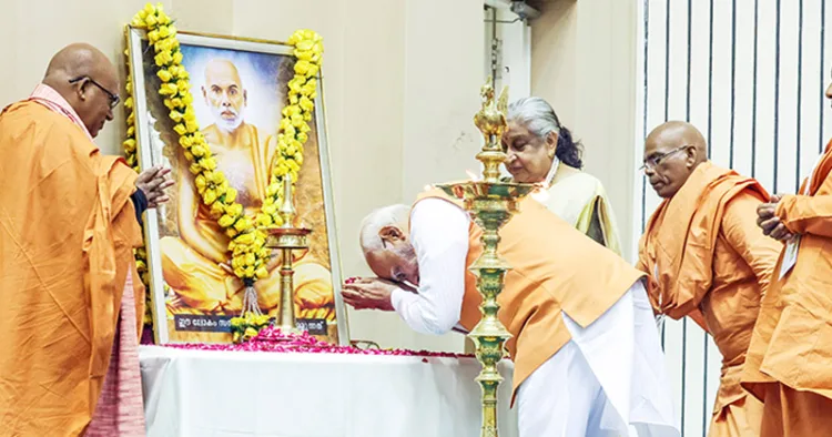 ന്യൂദല്‍ഹിലെ വിജ്ഞാന്‍ ഭവനില്‍ ഗുരുദേവ-ഗാന്ധിജി സമാഗമ ശതാബ്ദി ആഘോഷങ്ങളുടെ ഉദ്ഘാടന ചടങ്ങില്‍ പ്രധാനമന്ത്രി നരേന്ദ്ര മോദി ശ്രീനാരായണ ഗുരുദേവന്റെ 
ചിത്രത്തില്‍ പുഷ്പാര്‍ച്ചന നടത്തി പ്രണമിക്കുന്നു.