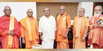 മാര്‍ഗദര്‍ശകമണ്ഡലം ജനറല്‍ സെക്രട്ടറി സ്വാമി സത്സ്വരൂപാനന്ദ സരസ്വതിയുടെ നേതൃത്വത്തില്‍ സംന്യാസിമാര്‍ എസ്എന്‍ഡിപി യോഗം ജനറല്‍ സെക്രട്ടറി വെള്ളാപ്പള്ളി നടേശനെ സന്ദര്‍ശിച്ചപ്പോള്‍