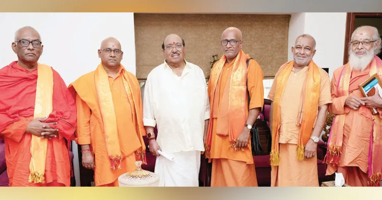 മാര്‍ഗദര്‍ശകമണ്ഡലം ജനറല്‍ സെക്രട്ടറി സ്വാമി സത്സ്വരൂപാനന്ദ സരസ്വതിയുടെ നേതൃത്വത്തില്‍ സംന്യാസിമാര്‍ എസ്എന്‍ഡിപി യോഗം ജനറല്‍ സെക്രട്ടറി വെള്ളാപ്പള്ളി നടേശനെ സന്ദര്‍ശിച്ചപ്പോള്‍