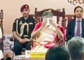 ഡെറാഡൂണ്‍ നാഷണല്‍ ഇന്‍സിസ്റ്റിറ്റിയൂട്ട് ഫോര്‍ ദി എംപവര്‍മെന്റ് ഓഫ് പേഴ്‌സണ്‍ വിത്ത് വിഷ്വല്‍ ഡിസെബിളിറ്റി സന്ദര്‍ശനത്തിനിടെ കുട്ടികളുടെ പിറന്നാള്‍ ആശംസാഗാനം കേട്ട് വിതുമ്പുന്ന രാഷ്ട്രപതി ദ്രൗപതി മുര്‍മു. ഗവര്‍ണര്‍ റിട്ട. ലഫ്. ജനറല്‍ ഗുര്‍മിത് സിങ് സമീപം