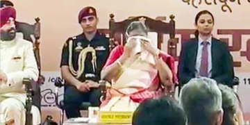 ഡെറാഡൂണ്‍ നാഷണല്‍ ഇന്‍സിസ്റ്റിറ്റിയൂട്ട് ഫോര്‍ ദി എംപവര്‍മെന്റ് ഓഫ് പേഴ്‌സണ്‍ വിത്ത് വിഷ്വല്‍ ഡിസെബിളിറ്റി സന്ദര്‍ശനത്തിനിടെ കുട്ടികളുടെ പിറന്നാള്‍ ആശംസാഗാനം കേട്ട് വിതുമ്പുന്ന രാഷ്ട്രപതി ദ്രൗപതി മുര്‍മു. ഗവര്‍ണര്‍ റിട്ട. ലഫ്. ജനറല്‍ ഗുര്‍മിത് സിങ് സമീപം