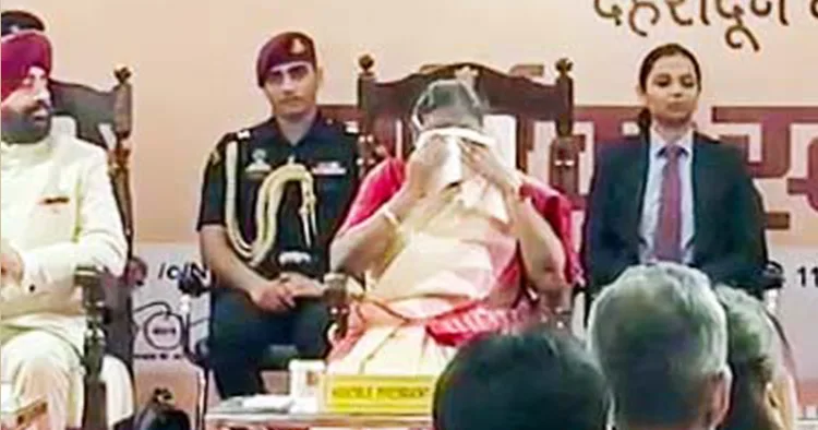 ഡെറാഡൂണ്‍ നാഷണല്‍ ഇന്‍സിസ്റ്റിറ്റിയൂട്ട് ഫോര്‍ ദി എംപവര്‍മെന്റ് ഓഫ് പേഴ്‌സണ്‍ വിത്ത് വിഷ്വല്‍ ഡിസെബിളിറ്റി സന്ദര്‍ശനത്തിനിടെ കുട്ടികളുടെ പിറന്നാള്‍ ആശംസാഗാനം കേട്ട് വിതുമ്പുന്ന രാഷ്ട്രപതി ദ്രൗപതി മുര്‍മു. ഗവര്‍ണര്‍ റിട്ട. ലഫ്. ജനറല്‍ ഗുര്‍മിത് സിങ് സമീപം