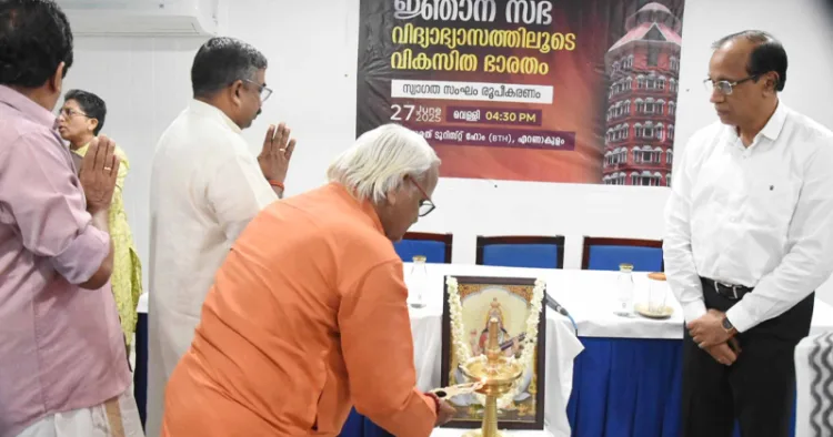 എറണാകുളം ഭാരത് ടൂറിസ്റ്റ് ഹോമില്‍ നടന്ന ദേശീയ വിദ്യാഭ്യാസ സമ്മേളനം സ്വാഗത സംഘം രൂപീകരണം ശിക്ഷാ സംസ്‌കൃതി ഉദ്ധ്യാന്‍ ന്യാസ് ദേശീയ ഖജാന്‍ജി സുരേഷ് ഗുപ്ത ഉദ്ഘാടനം ചെയ്യുന്നു. വിദ്യാഭ്യാസ വികാസ കേന്ദ്രം സംസ്ഥാന അധ്യക്ഷന്‍ ഡോ. ഇന്ദുചൂഡന്‍, ദേശീയ സംയോജകന്‍ എ. വിനോദ്, കൊച്ചിന്‍ ഷിപ്പ്‌യാര്‍ഡ് ചെയര്‍മാന്‍ മധു എസ്. നായര്‍ സമീപം