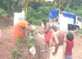 സേവാഭാരതി  തണലൊരുക്കിയ വീട്ടില്‍  ആദ്യദിനം ചെടികള്‍ നട്ടുപിടിപ്പിക്കുന്ന സുഗതനും കുടുംബവും