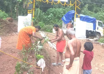 സേവാഭാരതി  തണലൊരുക്കിയ വീട്ടില്‍  ആദ്യദിനം ചെടികള്‍ നട്ടുപിടിപ്പിക്കുന്ന സുഗതനും കുടുംബവും