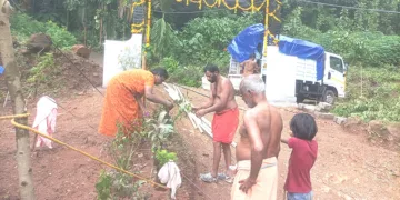 സേവാഭാരതി  തണലൊരുക്കിയ വീട്ടില്‍  ആദ്യദിനം ചെടികള്‍ നട്ടുപിടിപ്പിക്കുന്ന സുഗതനും കുടുംബവും