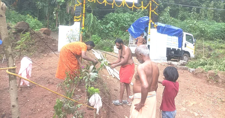 സേവാഭാരതി  തണലൊരുക്കിയ വീട്ടില്‍  ആദ്യദിനം ചെടികള്‍ നട്ടുപിടിപ്പിക്കുന്ന സുഗതനും കുടുംബവും