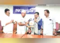 സര്‍ക്കാര്‍ സര്‍വീസില്‍ നിന്ന് വിരമിച്ച, ജന്മഭൂമി സുവര്‍ണ ജൂബിലി വാര്‍ഷിക ആഘോഷ ജനറല്‍ കണ്‍വീനറും പാറശാല ഗവ. ആശുപത്രിയിലെ ഡോക്ടറുമായ സി. സുരേഷ്‌കുമാറിനെ ജന്മഭൂമി മാനേജിംഗ് ഡയറക്ടര്‍ എം. രാധാകൃഷ്ണന്‍ ആദരിക്കുന്നു. കെ. കുഞ്ഞിക്കണ്ണന്‍, ടി. ജയചന്ദ്രന്‍, കെ.ബി. ശ്രീകുമാര്‍, ആര്‍. പ്രദീപ് സമീപം