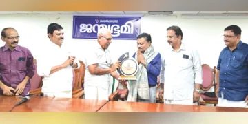 സര്‍ക്കാര്‍ സര്‍വീസില്‍ നിന്ന് വിരമിച്ച, ജന്മഭൂമി സുവര്‍ണ ജൂബിലി വാര്‍ഷിക ആഘോഷ ജനറല്‍ കണ്‍വീനറും പാറശാല ഗവ. ആശുപത്രിയിലെ ഡോക്ടറുമായ സി. സുരേഷ്‌കുമാറിനെ ജന്മഭൂമി മാനേജിംഗ് ഡയറക്ടര്‍ എം. രാധാകൃഷ്ണന്‍ ആദരിക്കുന്നു. കെ. കുഞ്ഞിക്കണ്ണന്‍, ടി. ജയചന്ദ്രന്‍, കെ.ബി. ശ്രീകുമാര്‍, ആര്‍. പ്രദീപ് സമീപം