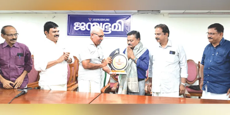 സര്‍ക്കാര്‍ സര്‍വീസില്‍ നിന്ന് വിരമിച്ച, ജന്മഭൂമി സുവര്‍ണ ജൂബിലി വാര്‍ഷിക ആഘോഷ ജനറല്‍ കണ്‍വീനറും പാറശാല ഗവ. ആശുപത്രിയിലെ ഡോക്ടറുമായ സി. സുരേഷ്‌കുമാറിനെ ജന്മഭൂമി മാനേജിംഗ് ഡയറക്ടര്‍ എം. രാധാകൃഷ്ണന്‍ ആദരിക്കുന്നു. കെ. കുഞ്ഞിക്കണ്ണന്‍, ടി. ജയചന്ദ്രന്‍, കെ.ബി. ശ്രീകുമാര്‍, ആര്‍. പ്രദീപ് സമീപം