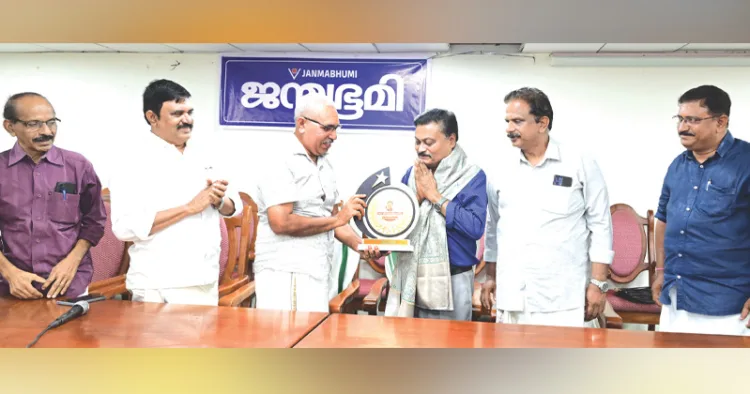 സര്‍ക്കാര്‍ സര്‍വീസില്‍ നിന്ന് വിരമിച്ച, ജന്മഭൂമി സുവര്‍ണ ജൂബിലി വാര്‍ഷിക ആഘോഷ ജനറല്‍ കണ്‍വീനറും പാറശാല ഗവ. ആശുപത്രിയിലെ ഡോക്ടറുമായ സി. സുരേഷ്‌കുമാറിനെ ജന്മഭൂമി മാനേജിംഗ് ഡയറക്ടര്‍ എം. രാധാകൃഷ്ണന്‍ ആദരിക്കുന്നു. കെ. കുഞ്ഞിക്കണ്ണന്‍, ടി. ജയചന്ദ്രന്‍, കെ.ബി. ശ്രീകുമാര്‍, ആര്‍. പ്രദീപ് സമീപം