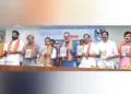 ബിജെപി തിരുവനന്തപുരം സിറ്റി ജില്ലാ കമ്മിറ്റിയുടെ ആഭിമുഖ്യത്തില്‍ മാരാര്‍ജി ഭവനില്‍ നടന്ന ഭരണഘടനാ ദിനാചരണം സെമിനാര്‍ 'കോണ്‍ഗ്രസ് അടിച്ചേല്‍പ്പിച്ച അടിയന്തിരാവസ്ഥ: ഇരുണ്ട അധ്യായത്തിന്റെ 50-ാം വര്‍ഷം' പരിപാടിയുടെ ഭാഗമായി എമര്‍ജന്‍സി ഡയറീസ് എന്ന പുസ്തകത്തിന്റെ പ്രകാശനം കേന്ദ്രമന്ത്രി പ്രഹ്ലാദ് ജോഷി നിര്‍വഹിക്കുന്നു. മുക്കംപാലമൂട് ബിജു, ഡോ. സി.വി. അബ്ദുള്‍ സലാം, കരമന ജയന്‍, വി. മുരളീധരന്‍, രാജീവ് ചന്ദ്രശേഖര്‍, പി.കെ. കൃഷ്ണദാസ്, സി. കൃഷ്ണകുമാര്‍, അഡ്വ. ജെ.ആര്‍. പദ്മകുമാര്‍, സി. ശിവന്‍കുട്ടി സമീപം