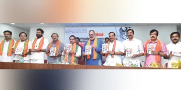 ബിജെപി തിരുവനന്തപുരം സിറ്റി ജില്ലാ കമ്മിറ്റിയുടെ ആഭിമുഖ്യത്തില്‍ മാരാര്‍ജി ഭവനില്‍ നടന്ന ഭരണഘടനാ ദിനാചരണം സെമിനാര്‍ 'കോണ്‍ഗ്രസ് അടിച്ചേല്‍പ്പിച്ച അടിയന്തിരാവസ്ഥ: ഇരുണ്ട അധ്യായത്തിന്റെ 50-ാം വര്‍ഷം' പരിപാടിയുടെ ഭാഗമായി എമര്‍ജന്‍സി ഡയറീസ് എന്ന പുസ്തകത്തിന്റെ പ്രകാശനം കേന്ദ്രമന്ത്രി പ്രഹ്ലാദ് ജോഷി നിര്‍വഹിക്കുന്നു. മുക്കംപാലമൂട് ബിജു, ഡോ. സി.വി. അബ്ദുള്‍ സലാം, കരമന ജയന്‍, വി. മുരളീധരന്‍, രാജീവ് ചന്ദ്രശേഖര്‍, പി.കെ. കൃഷ്ണദാസ്, സി. കൃഷ്ണകുമാര്‍, അഡ്വ. ജെ.ആര്‍. പദ്മകുമാര്‍, സി. ശിവന്‍കുട്ടി സമീപം