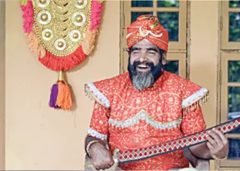 തിരുനാരായണപുരം വാസുദേവന്‍ എന്ന കഥാപാത്രമായി
സുരേഷ് കാലടി